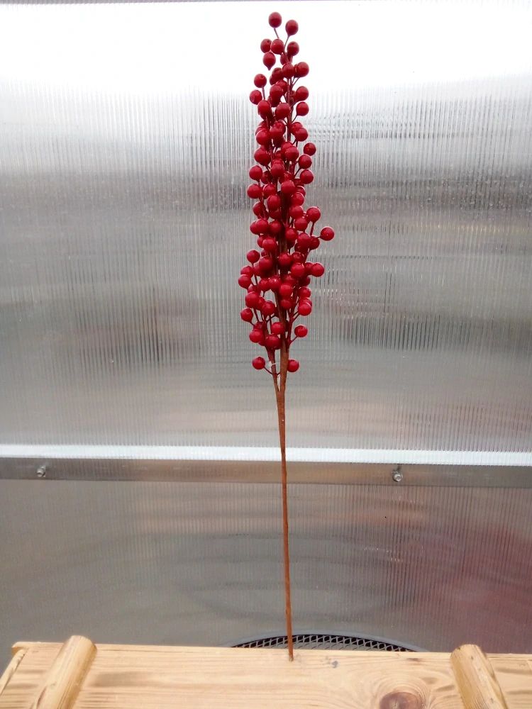 Dekorační větvička -červené bobule- - umělá 70cm