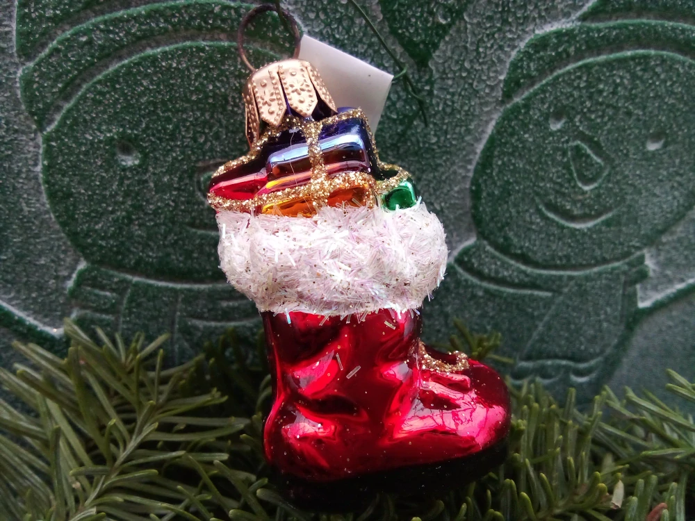 Vánoční baňka skleněná červená bota s dárečky 6cm