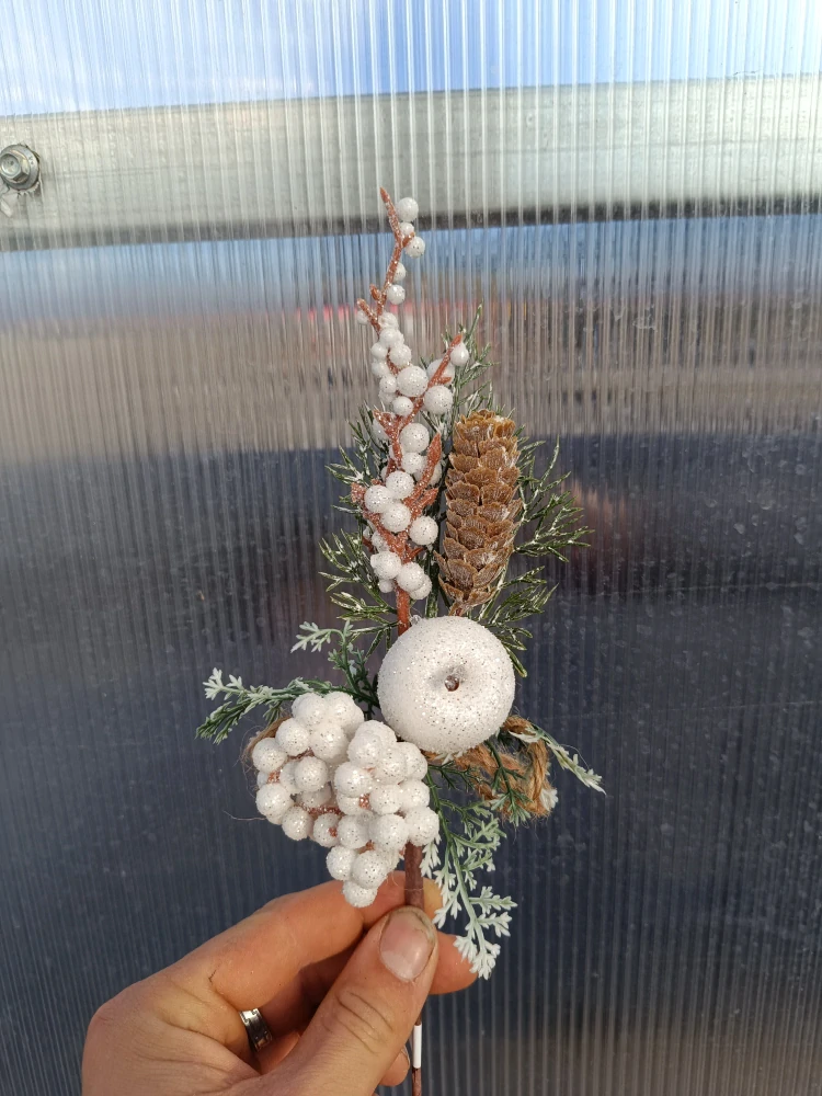 Dekorační větvička s ozdobou zasněžená  bílá  - umělá 30cm 