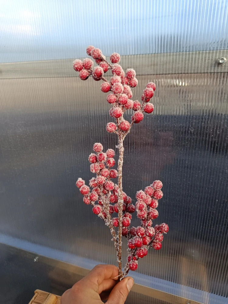 Dekorační větvička -červené bobule-  zasněžená - umělá 44cm