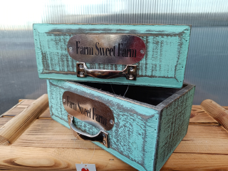 Dřevěný dekorační truhlík Farm Sweet Farm - šuplík 24x14cm