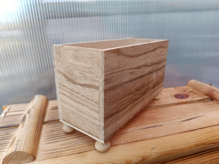 Dřevěný dekorační truhlík přírodní - obdelník na nožkách 23x9cm