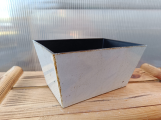 Plastový dekorační truhlík bíločerný 20x14