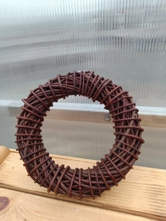 Proutěný věneček tmavý 40cm