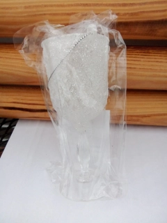 Vánoční dekorace pohár bílý na zavěšení 10.5cm