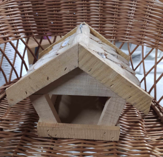 Dřevěná ptačí budka - krmítko 